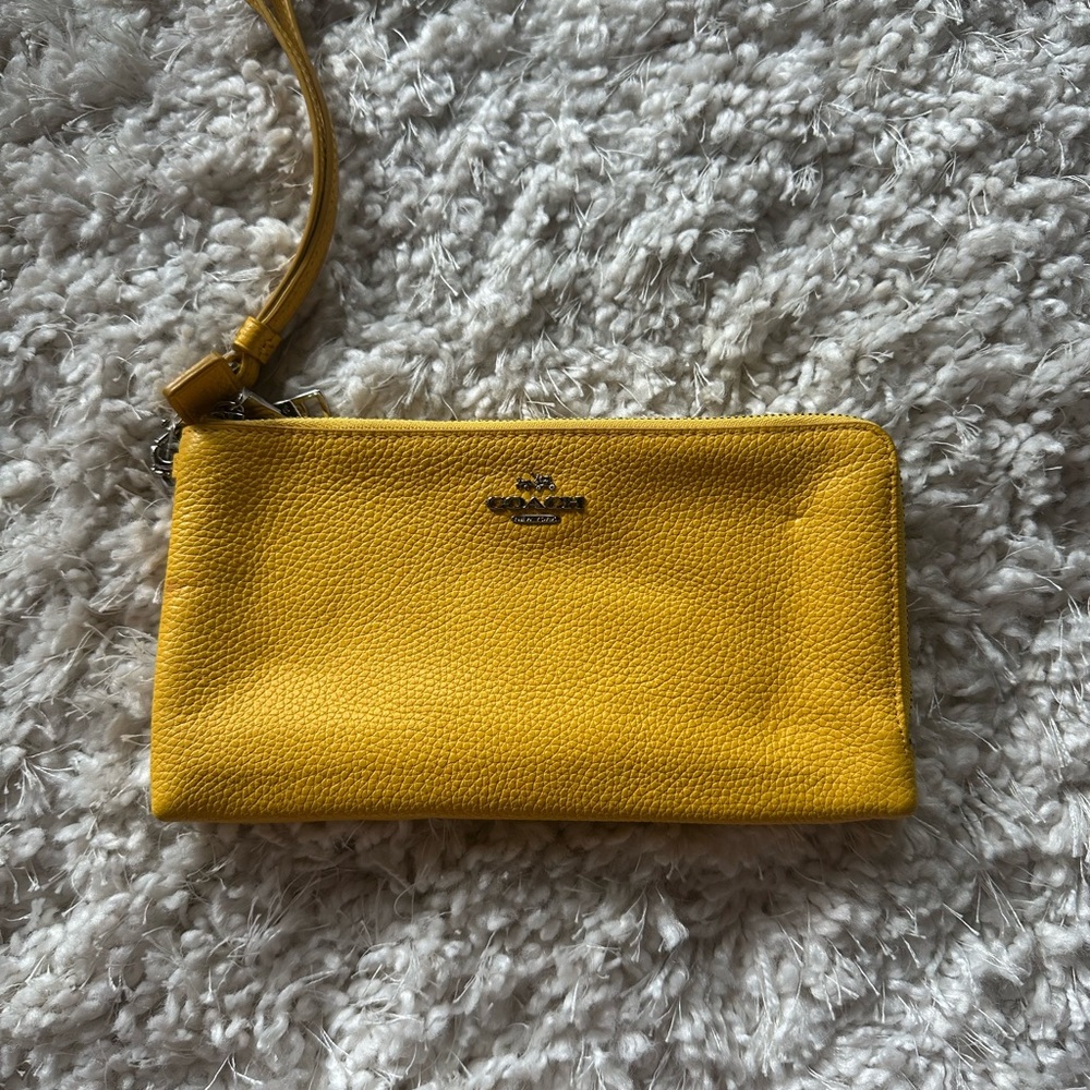 NWOT Coach Large Cornerzip Yellow Leather Wristlet
